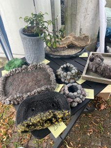 Verschiedene kunsthandwerkliche Gefäße und Dekorationen aus Naturmaterialien.
